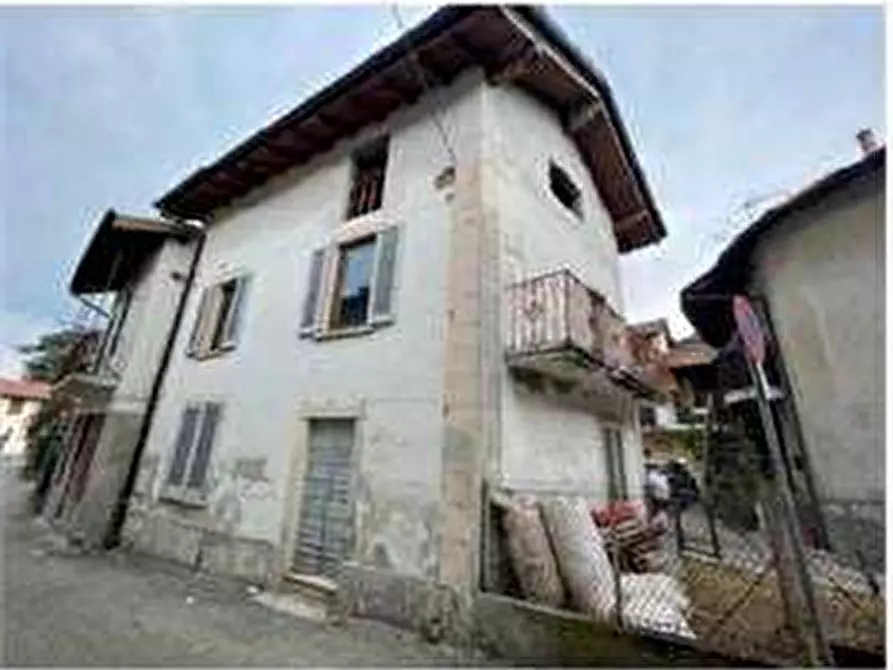 Immagine 1 di Porzione di casa in vendita  in Strada stazione 11 a Cocquio-Trevisago