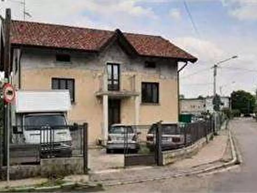 Immagine 2 di Appartamento in vendita  in Via Giacomo Matteotti 15 a Gazzada Schianno