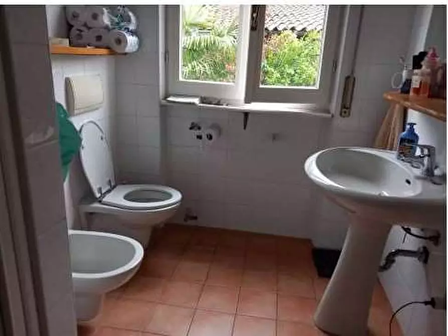 Immagine 9 di Villa in vendita  in Via roncaccio 11 a Cocquio-Trevisago