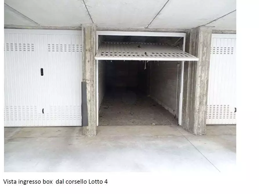 Immagine 5 di Negozio in vendita  in Via C. Cattaneo 5 a Busto Arsizio