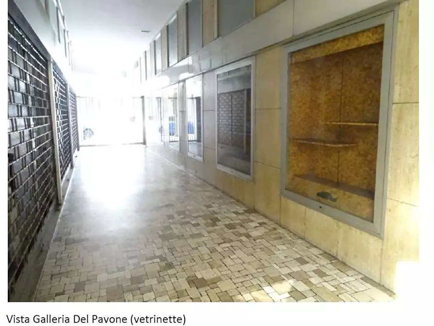 Immagine 10 di Negozio in vendita  in Via C. Cattaneo 5 a Busto Arsizio