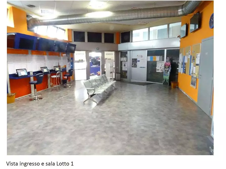 Immagine 12 di Negozio in vendita  in Via C. Cattaneo 5 a Busto Arsizio