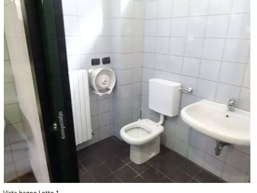 Immagine 14 di Negozio in vendita  in Via C. Cattaneo 5 a Busto Arsizio