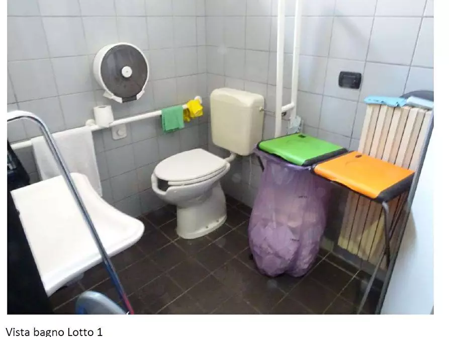 Immagine 15 di Negozio in vendita  in Via C. Cattaneo 5 a Busto Arsizio