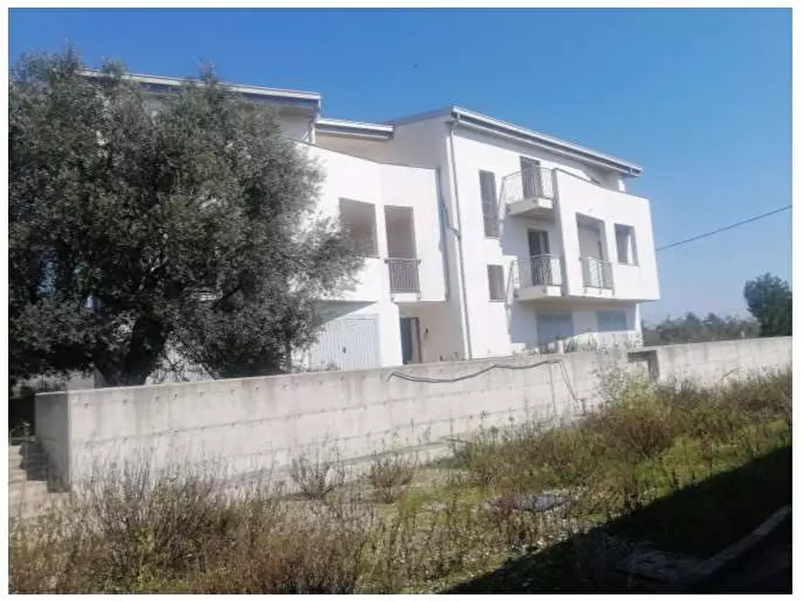 Immagine 2 di Villa in vendita  in Via Tratturo snc, loc. Villa Oliveti a Rosciano