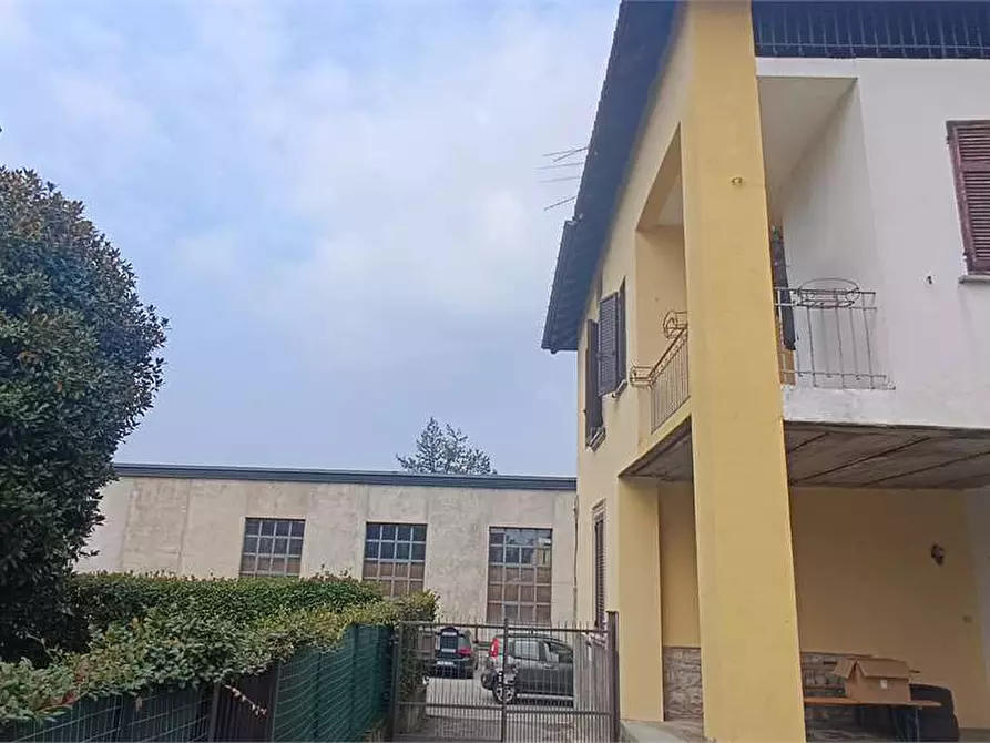 Immagine 1 di Porzione di casa in vendita  in via dante 49 a Cocquio-Trevisago