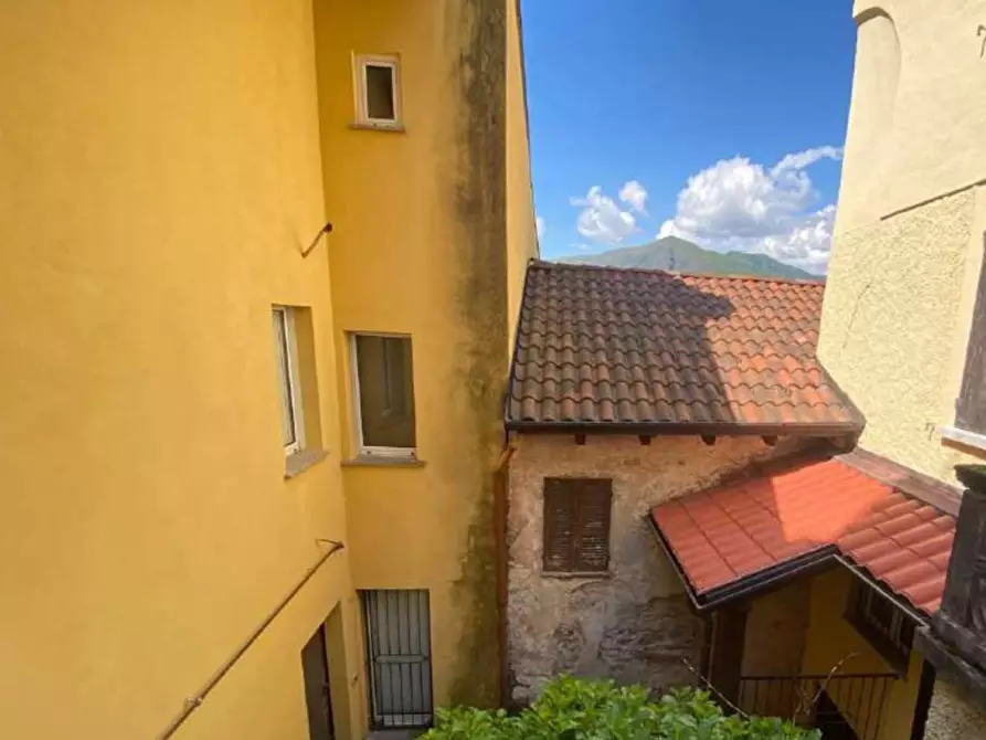 Immagine 1 di Appartamento in vendita  in Frazione Orascio a Maccagno Con Pino E Veddasca