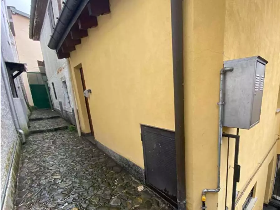 Immagine 2 di Appartamento in vendita  in Frazione Orascio a Maccagno Con Pino E Veddasca