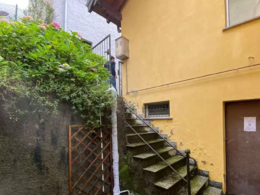 Immagine 3 di Appartamento in vendita  in Frazione Orascio a Maccagno Con Pino E Veddasca