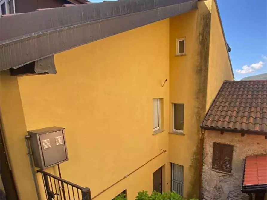 Immagine 14 di Appartamento in vendita  in Frazione Orascio a Maccagno Con Pino E Veddasca