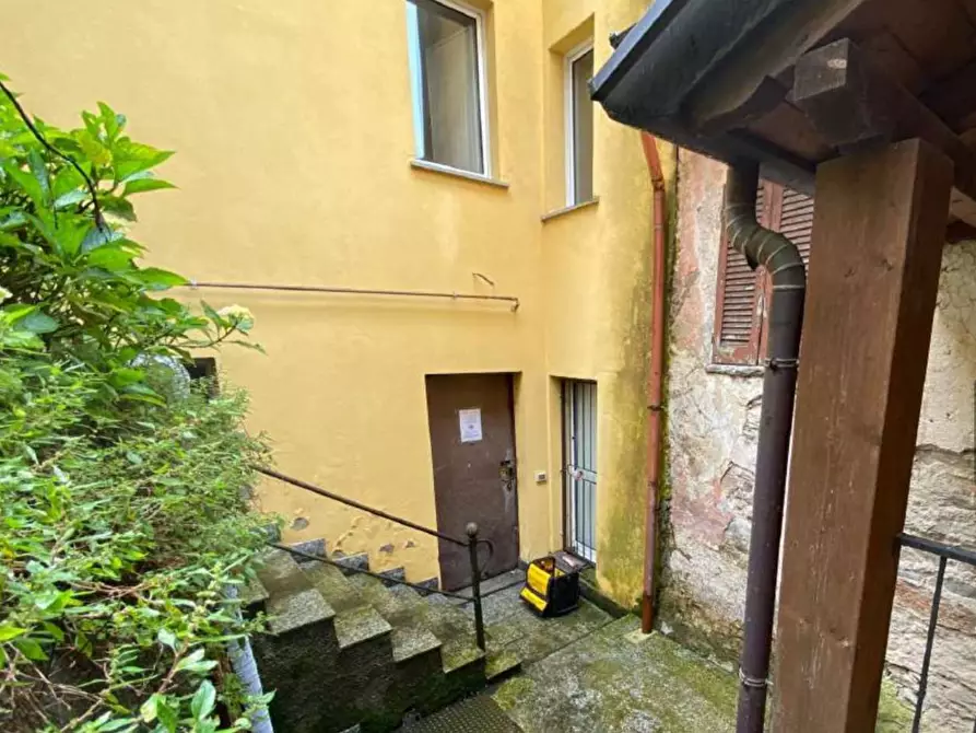 Immagine 15 di Appartamento in vendita  in Frazione Orascio a Maccagno Con Pino E Veddasca