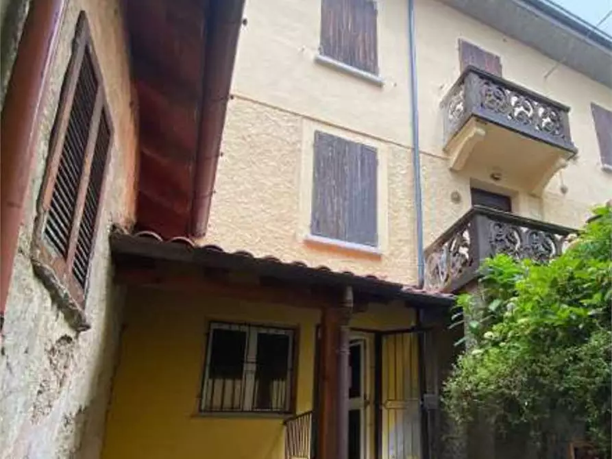 Immagine 17 di Appartamento in vendita  in Frazione Orascio a Maccagno Con Pino E Veddasca