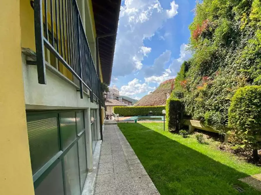 Immagine 23 di Appartamento in vendita  in Frazione Orascio a Maccagno Con Pino E Veddasca