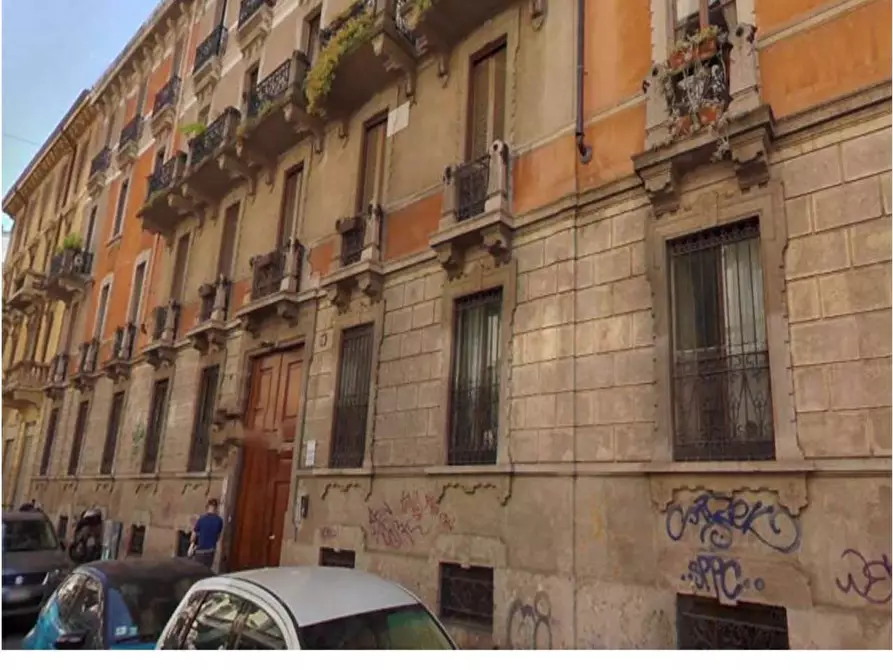 Immagine 1 di Stabile in vendita  in Via Ariberto 21 a Milano
