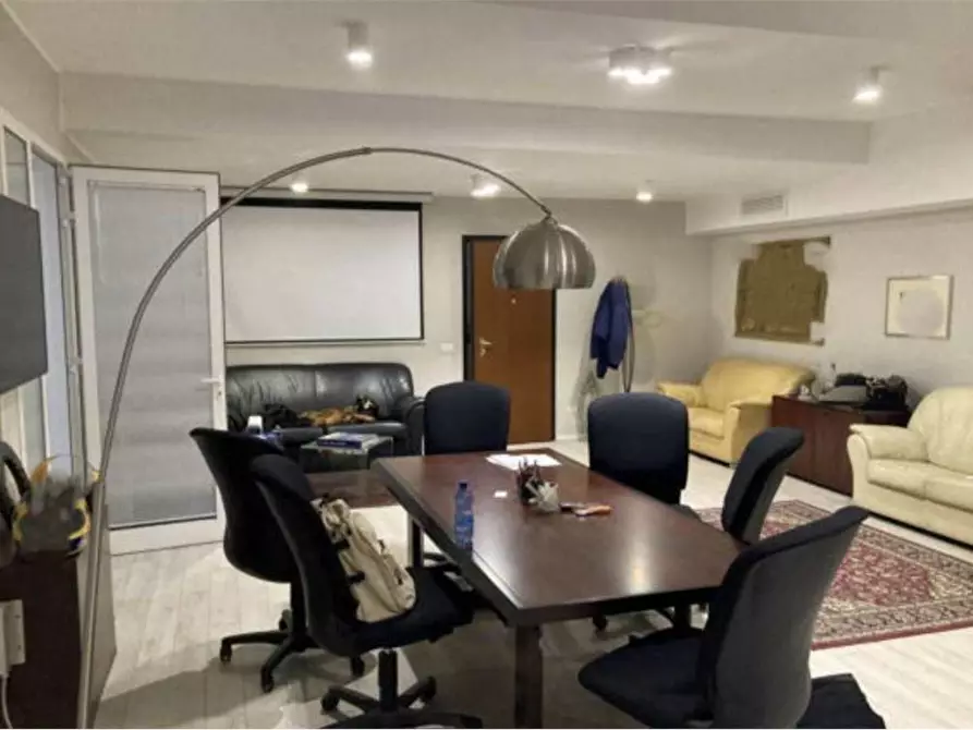 Immagine 10 di Stabile in vendita  in Via Ariberto 21 a Milano