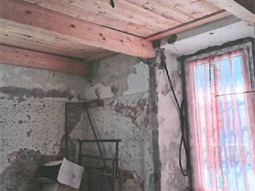 Immagine 3 di Garage in vendita  in Via verdi  13 a Cuvio