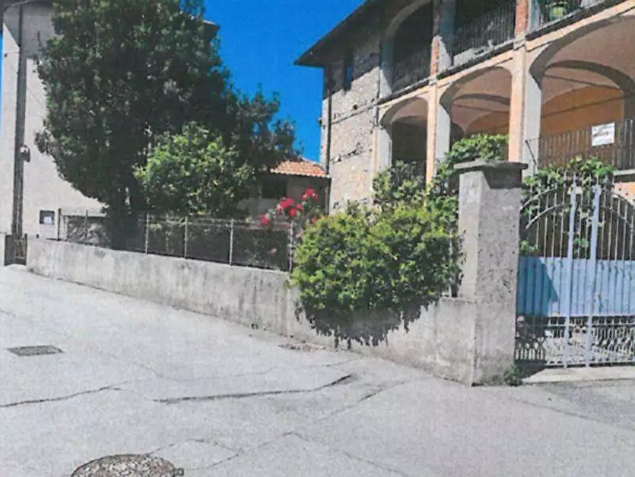 Immagine 29 di Garage in vendita  in Via verdi  13 a Cuvio