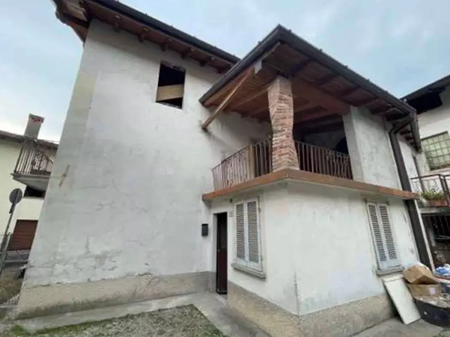 Immagine 3 di Appartamento in vendita  in Strada Stazione  11 a Cocquio-Trevisago