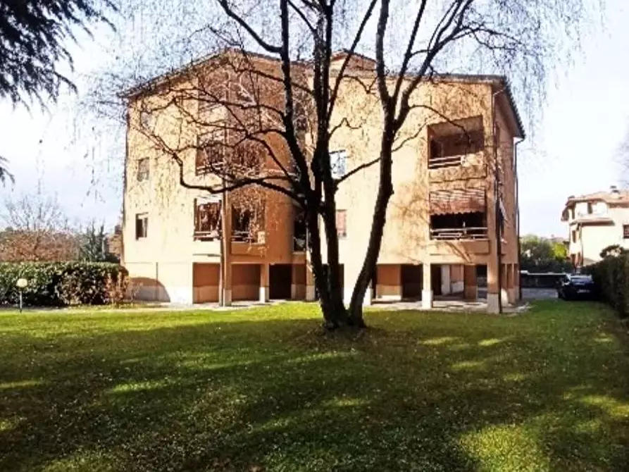 Immagine 4 di Appartamento in vendita  in Via Calabria 7/9 a Arcore