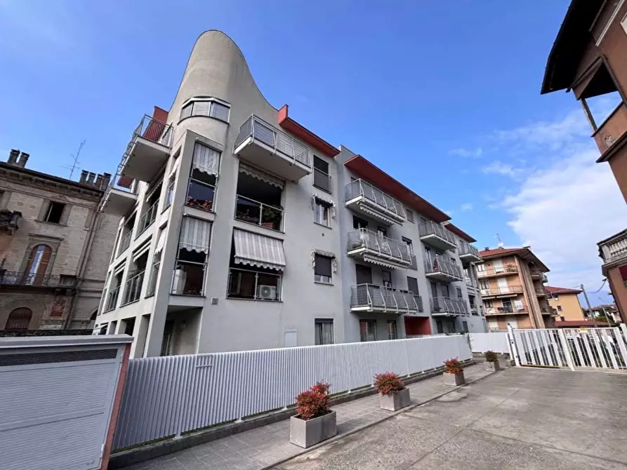 Immagine 2 di Appartamento in vendita  in Corso XXV Aprile1945  72 a Luino
