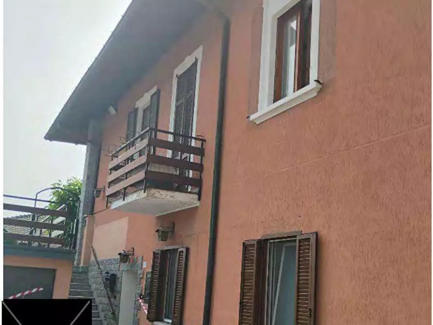 Immagine 2 di Casa bifamiliare in vendita  in Vicolo Castello a Cocquio-Trevisago