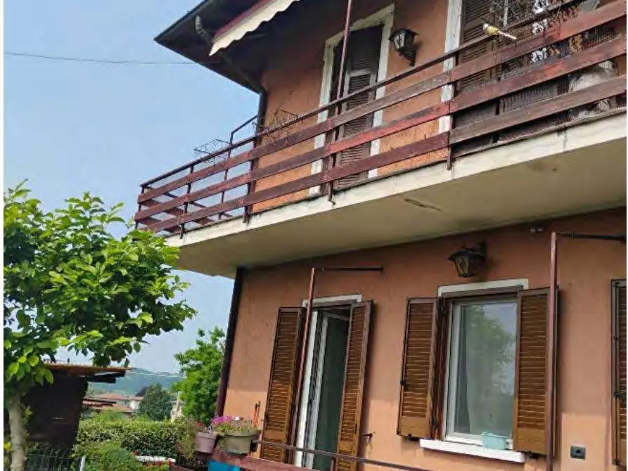 Immagine 1 di Casa bifamiliare in vendita  in Vicolo Castello a Cocquio-Trevisago