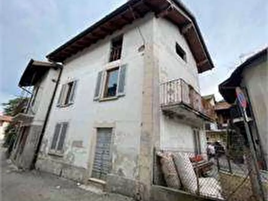 Immagine 1 di Porzione di casa in vendita  in Strada stazione 11 a Cocquio-Trevisago