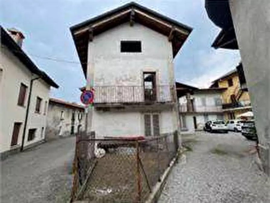 Immagine 2 di Porzione di casa in vendita  in Strada stazione 11 a Cocquio-Trevisago