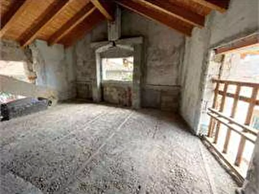 Immagine 5 di Porzione di casa in vendita  in Strada stazione 11 a Cocquio-Trevisago