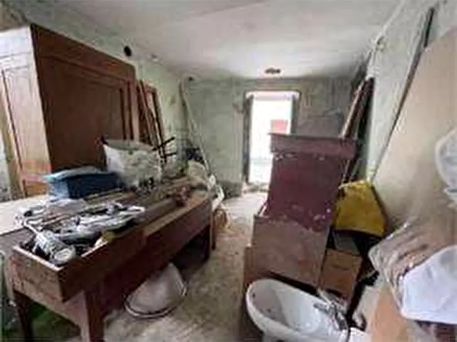 Immagine 10 di Porzione di casa in vendita  in Strada stazione 11 a Cocquio-Trevisago