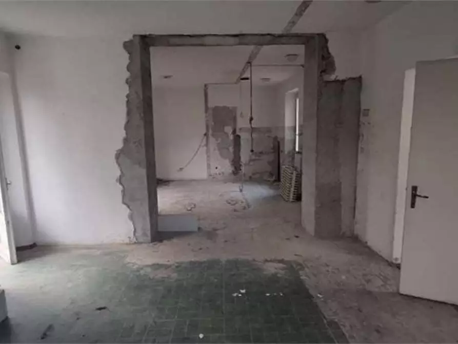 Immagine 13 di Appartamento in vendita  in Via Incasale  14 a Sesto Calende