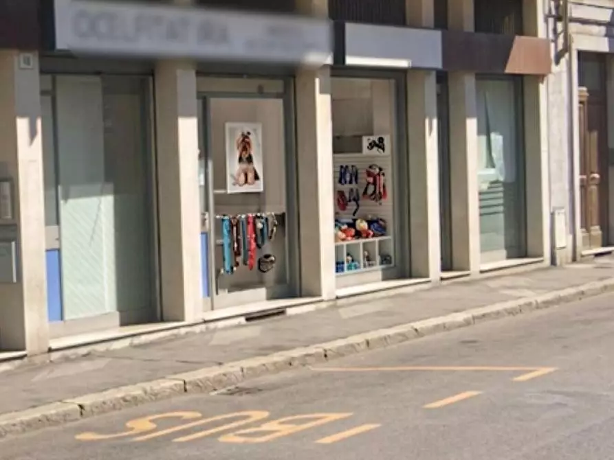 Immagine 1 di Negozio in vendita  in Viale Valganna 60 a Varese