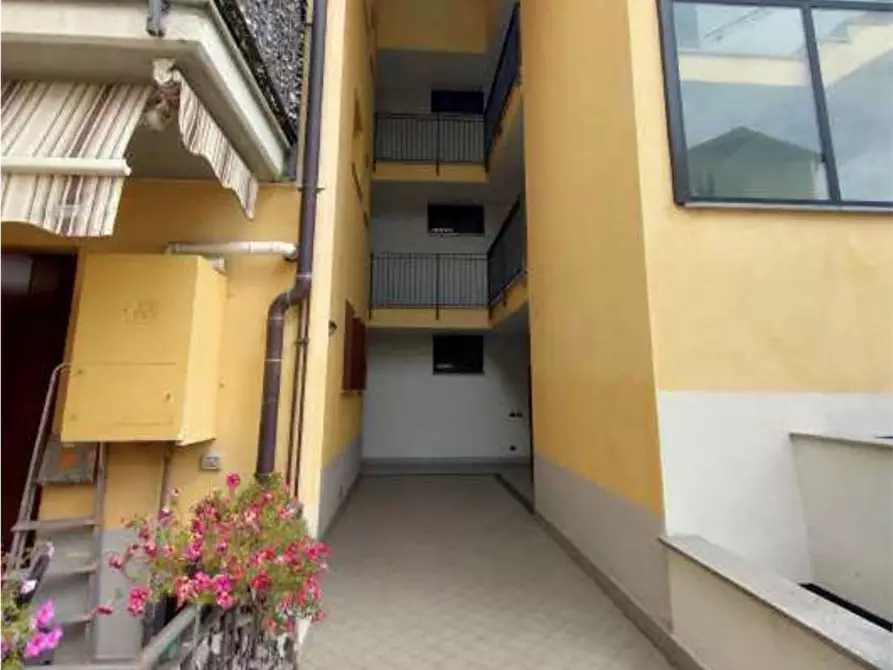 Immagine 3 di Appartamento in vendita  in Via Damiano Chiesa  40 a Marnate