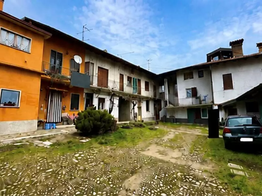 Immagine 17 di Appartamento in vendita  in Vicolo dei Romani 23 a Casorate Sempione