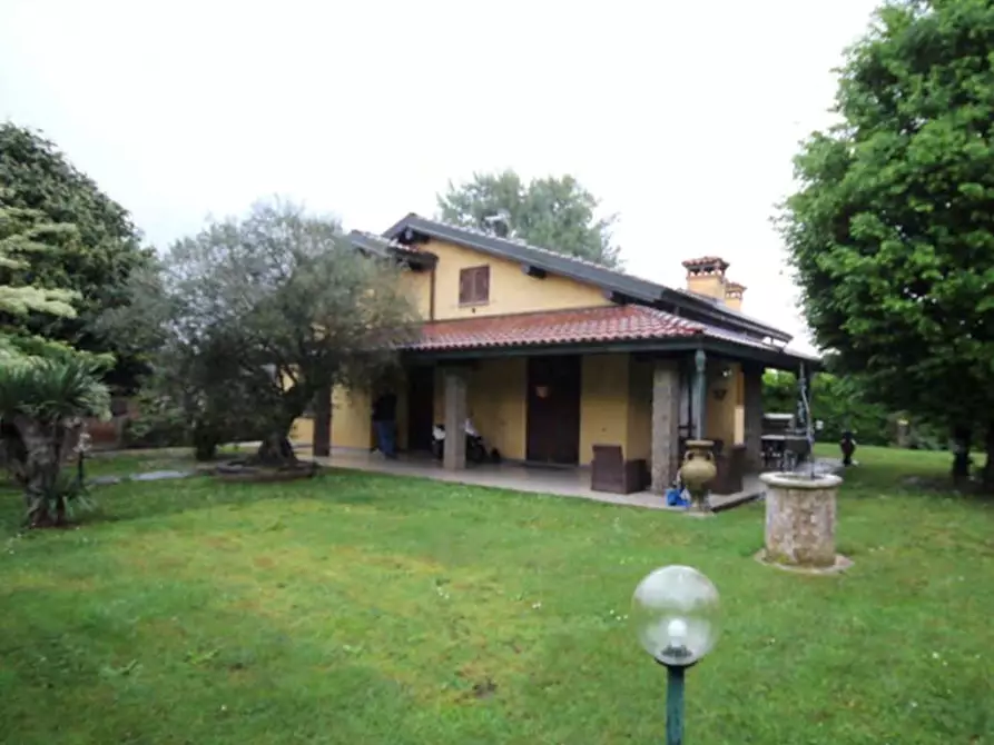 Immagine 1 di Villa in vendita  in Via G. Pascoli 37 a Cadorago