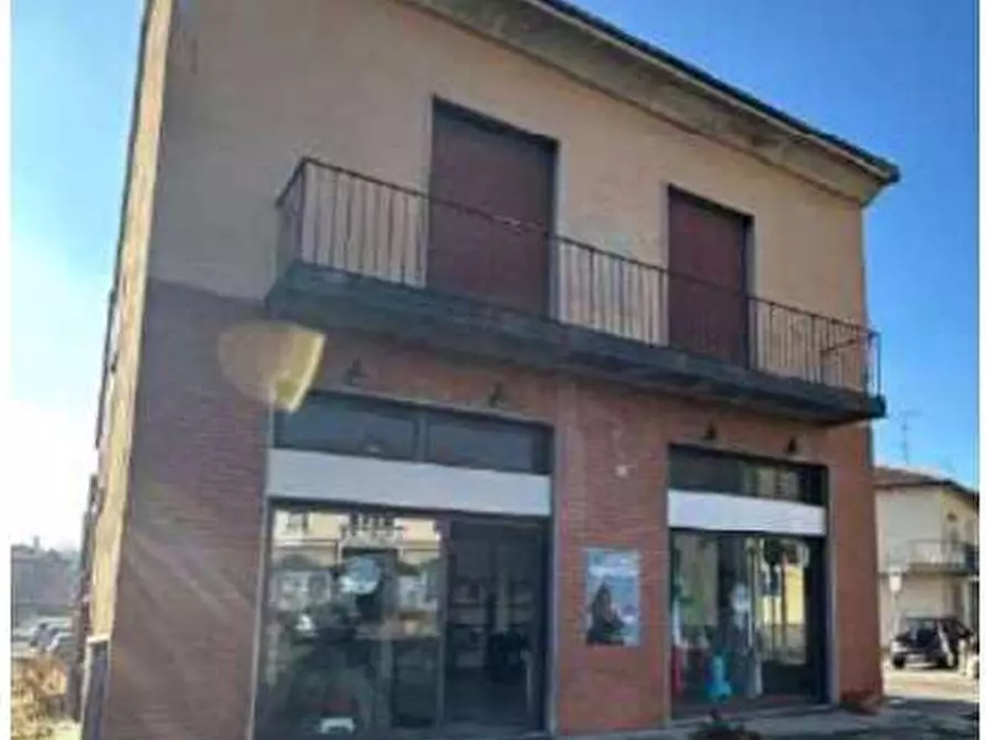 Immagine 1 di Negozio in vendita  in Via Cavour 12 a Castronno