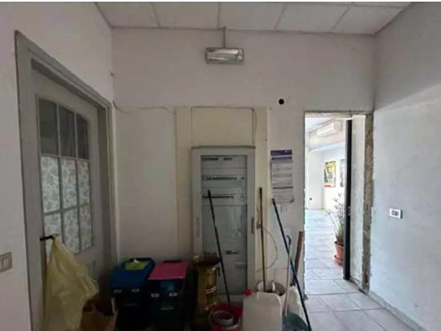 Immagine 5 di Negozio in vendita  in Via Cavour 12 a Castronno