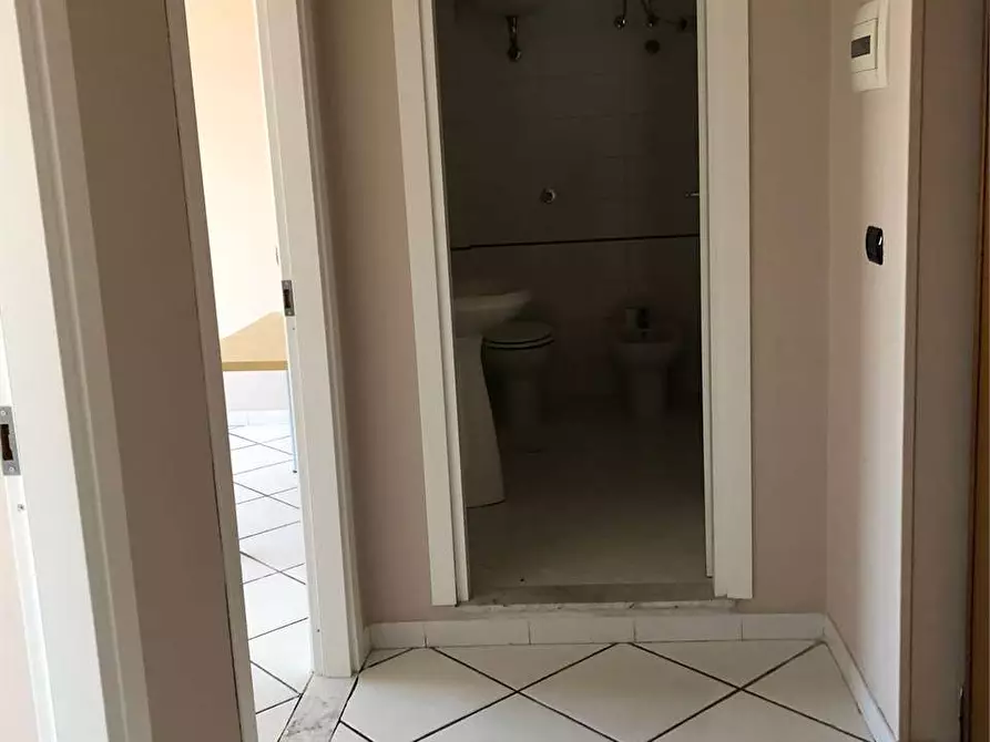 Immagine 8 di Ufficio in affitto  a Mondragone