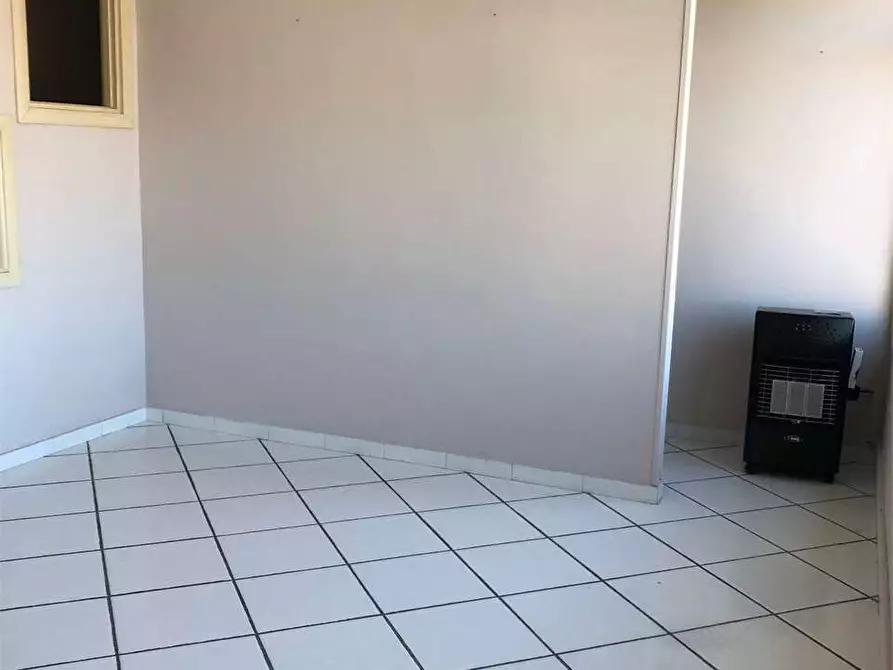 Immagine 4 di Ufficio in affitto  a Mondragone