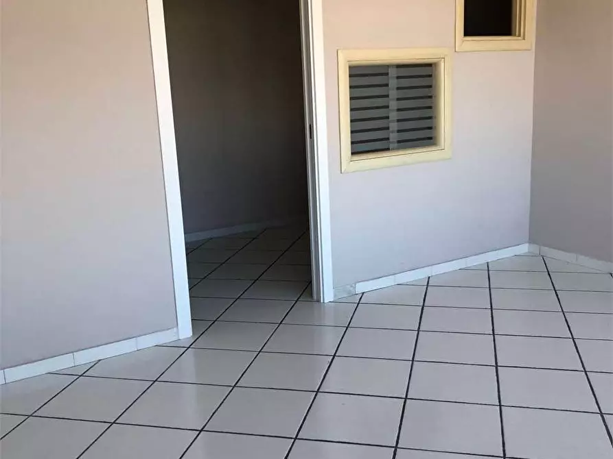 Immagine 6 di Ufficio in affitto  a Mondragone