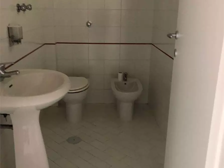 Immagine 9 di Ufficio in affitto  a Mondragone