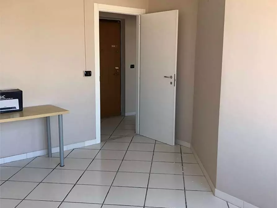 Immagine 5 di Ufficio in affitto  a Mondragone