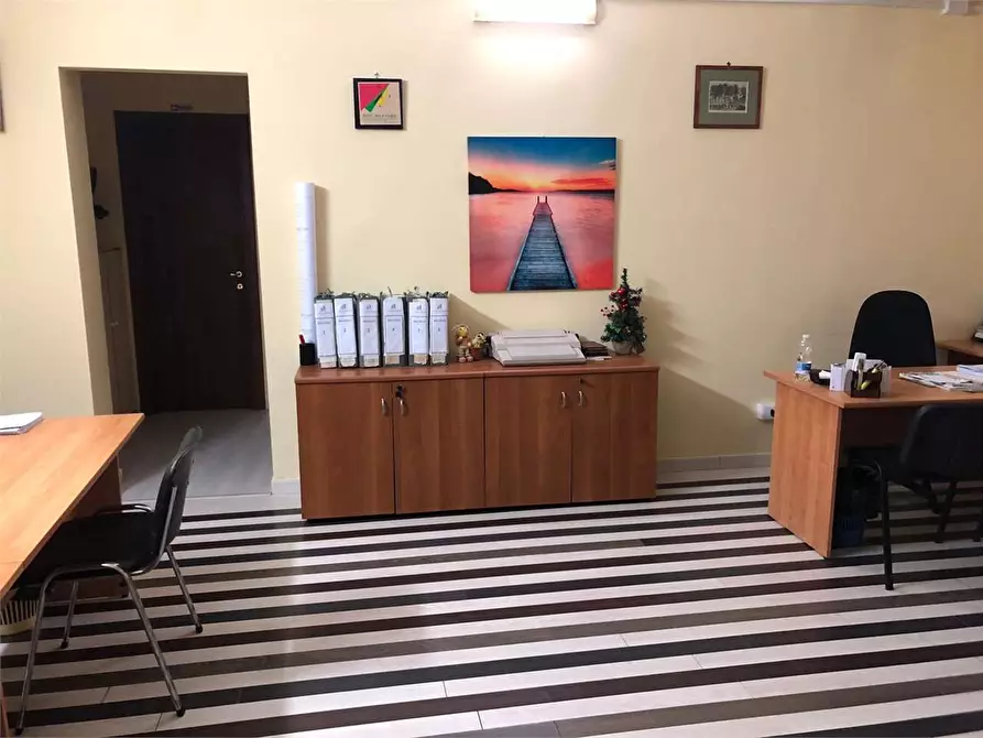 Immagine 2 di Ufficio in affitto  in Via Como a Mondragone