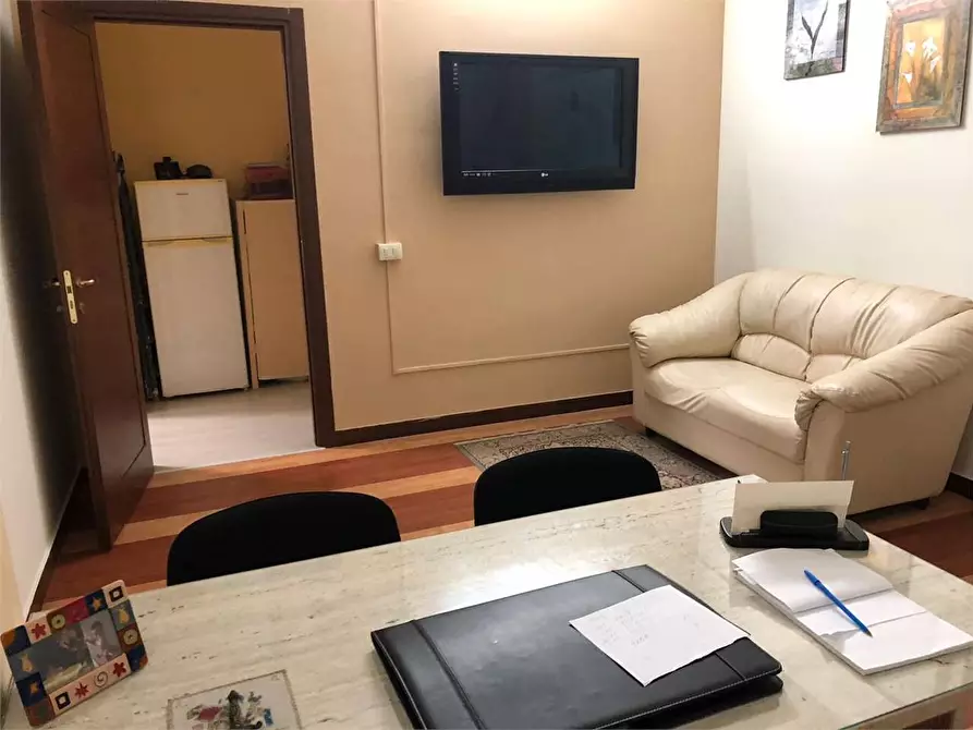 Immagine 1 di Ufficio in affitto  in Via Como a Mondragone