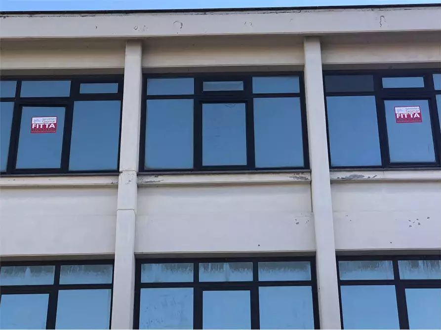 Immagine 10 di Ufficio in affitto  a Mondragone