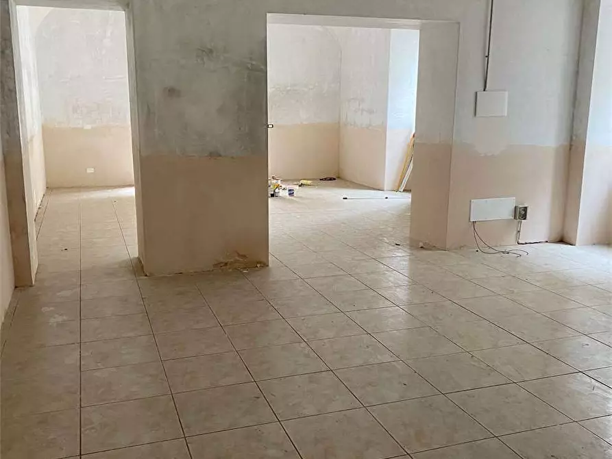 Immagine 3 di Negozio in affitto  in Viale Margherita a Mondragone