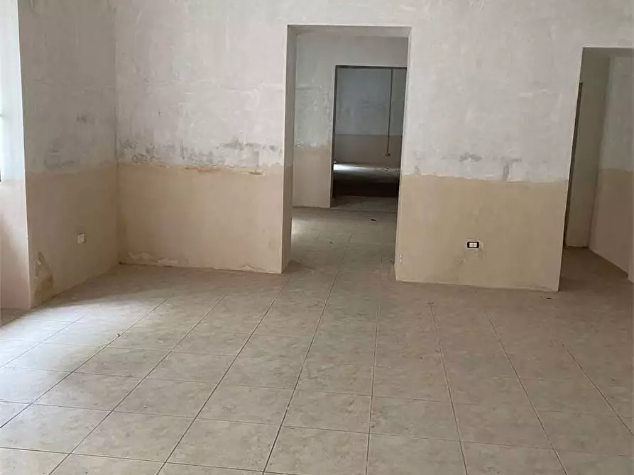 Immagine 10 di Negozio in affitto  in Viale Margherita a Mondragone