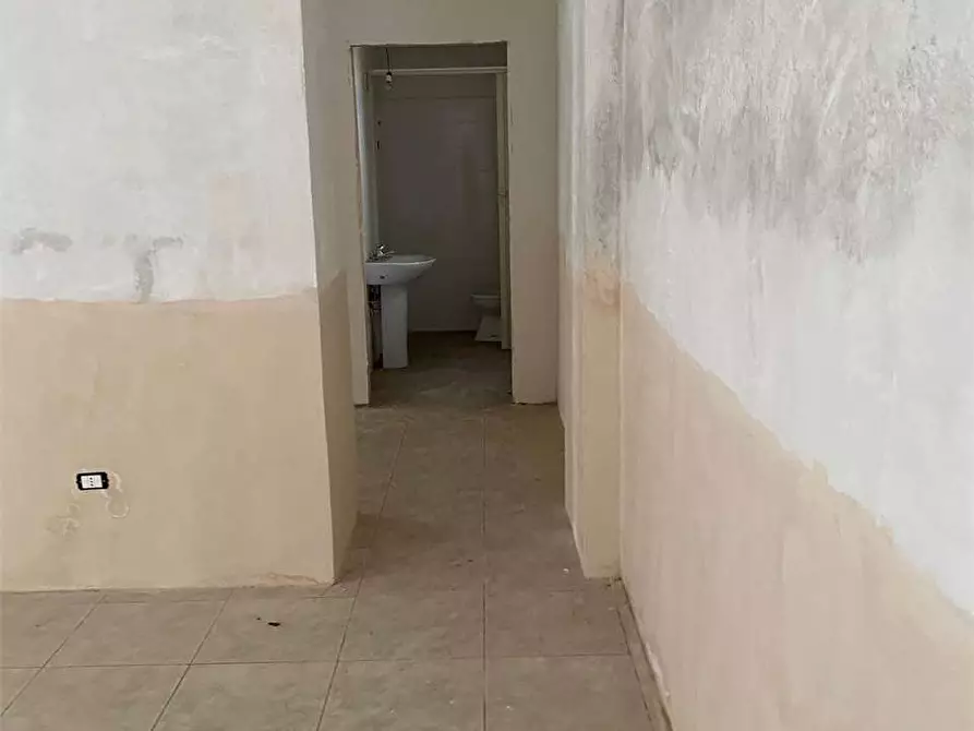 Immagine 7 di Negozio in affitto  in Viale Margherita a Mondragone