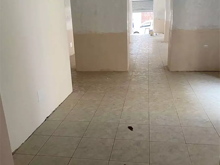 Immagine 12 di Negozio in affitto  in Viale Margherita a Mondragone