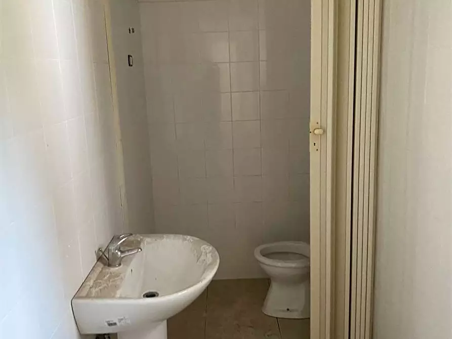 Immagine 11 di Negozio in affitto  in Viale Margherita a Mondragone